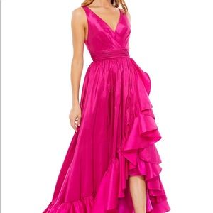 Selling a nwt Mac Duggal Taffeta Flounce gown in size 16. Never worn.